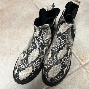 Universal thread snake skin boot
